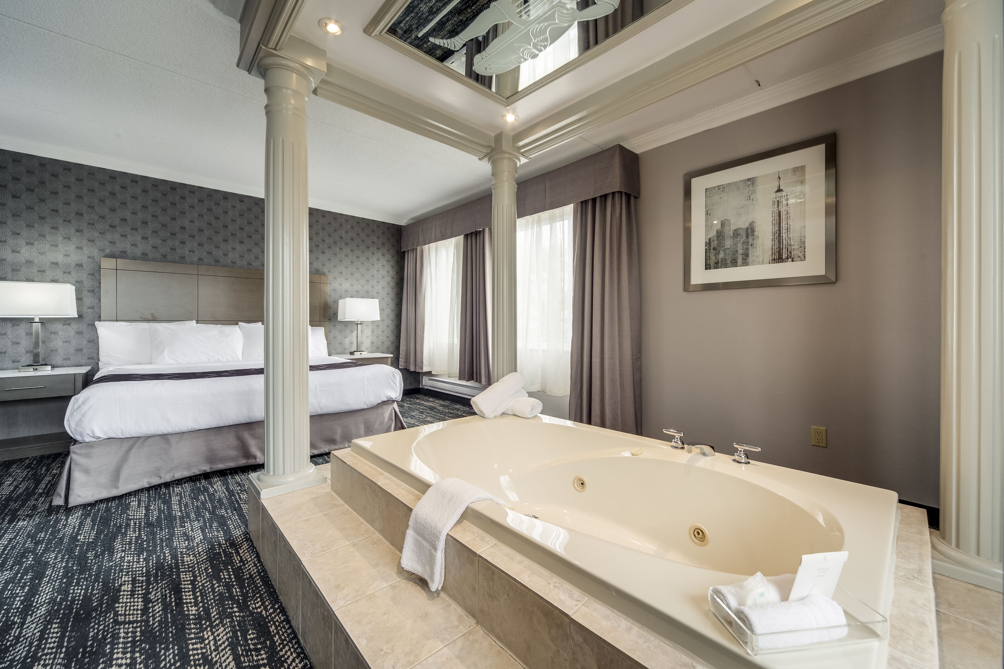 Ropa de cama de alta calidad y caja de seguridad en la habitación 