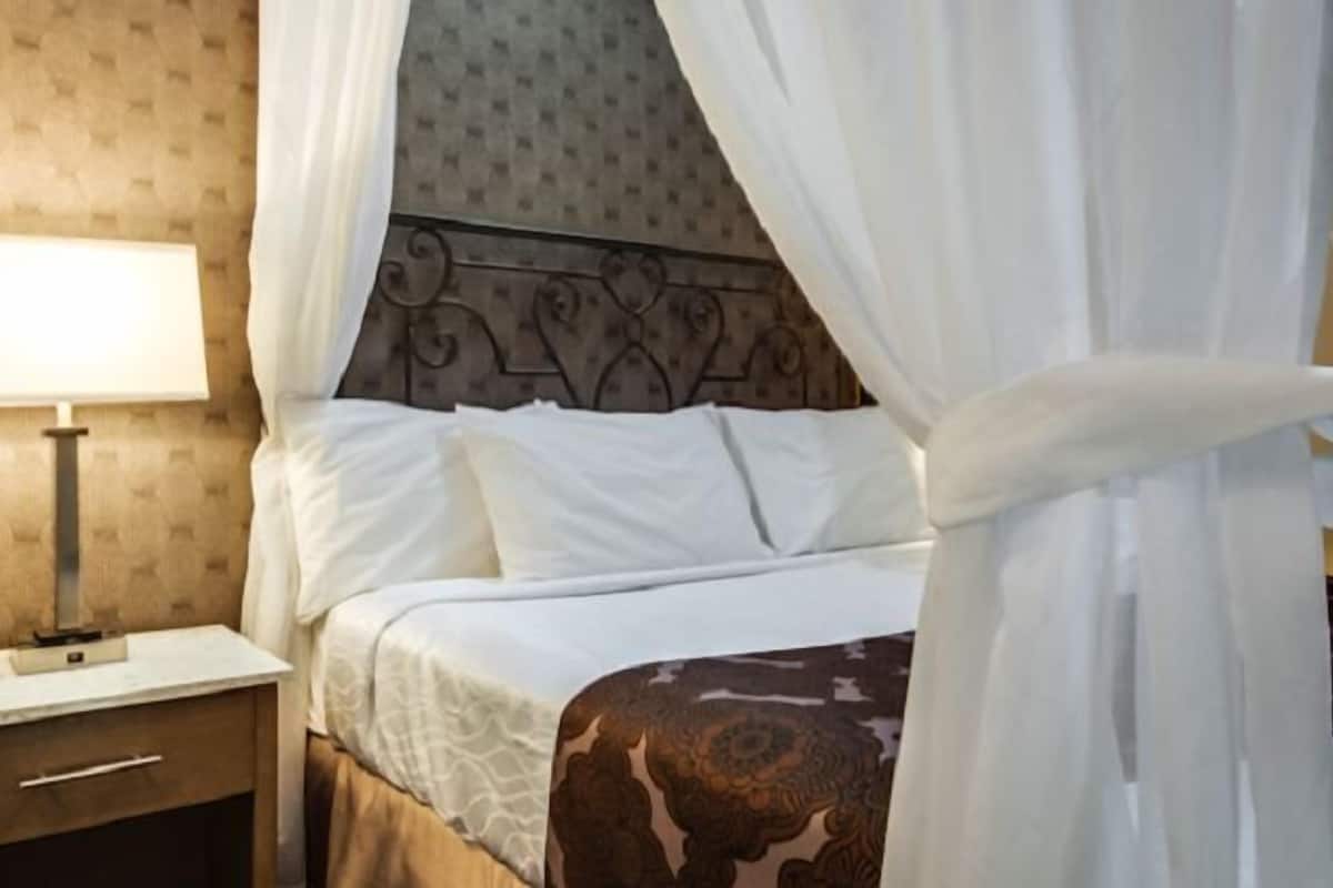 Ropa de cama de alta calidad y caja de seguridad en la habitación