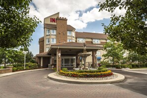 Front of property - Monte Carlo Inn - Brampton Suites (Brampton)