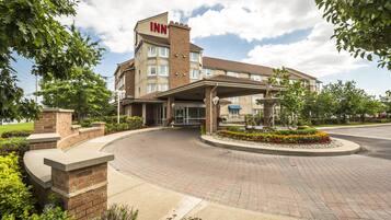 Deluxe Queen Suite with Jetted Tub-Separate Living Room