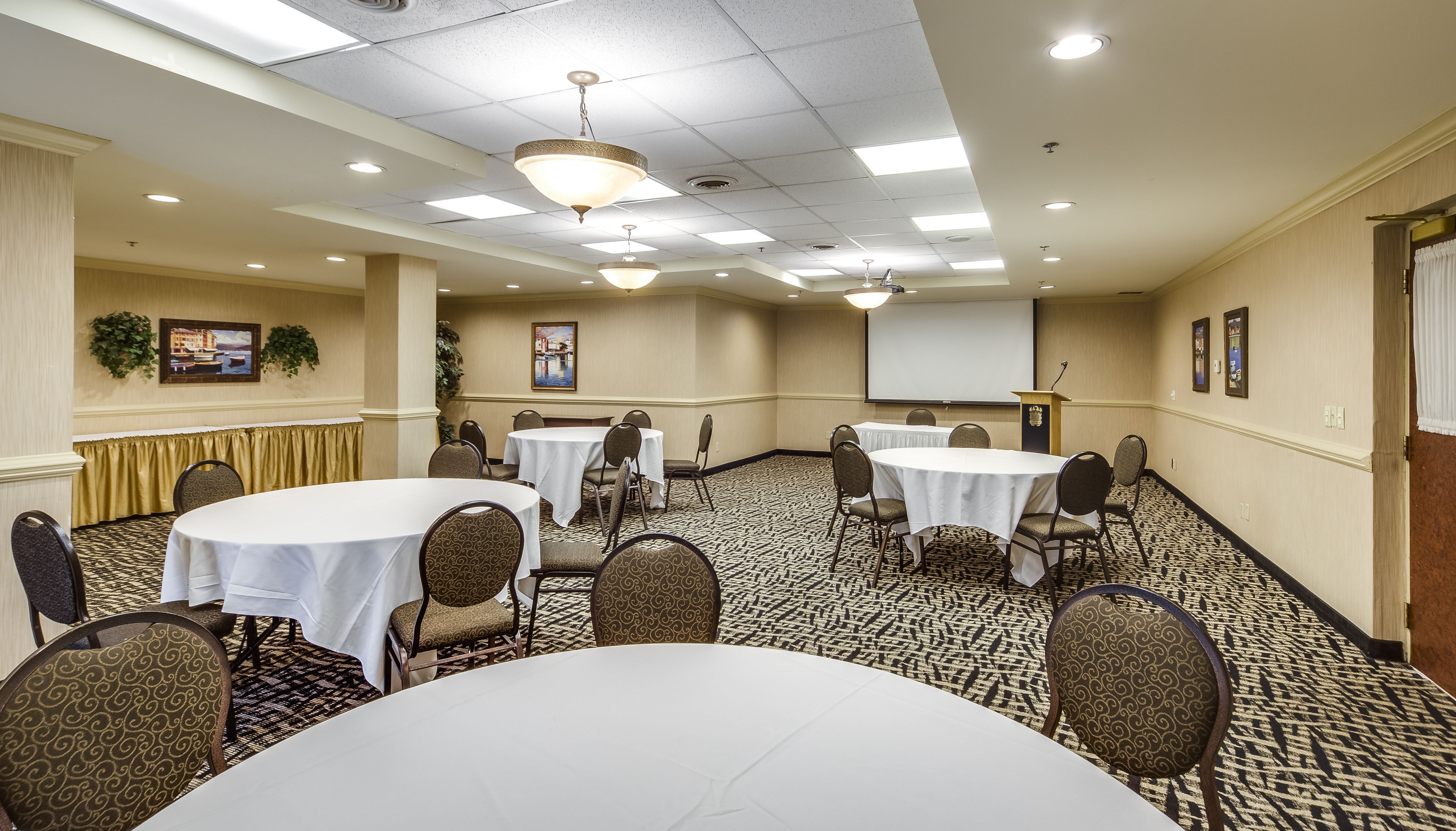 Photo - Monte Carlo Inn - Brampton Suites