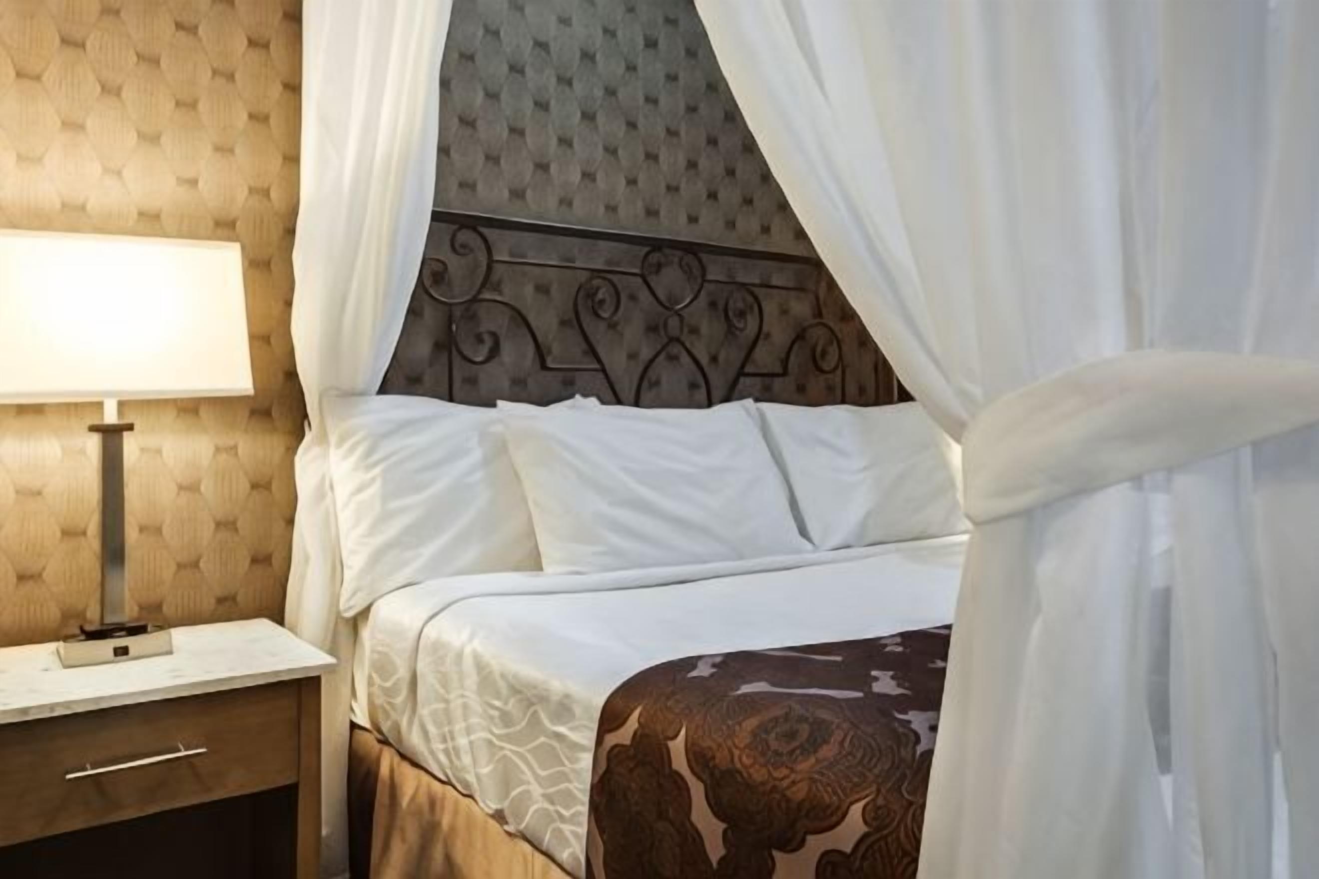 Premium bedding, in-room safe, desk, blackout drapes