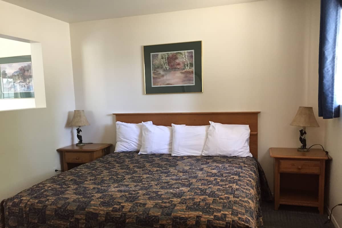 Suíte, 1 cama King, cozinha americana | Roupas de cama antialérgicas, cortinas blackout, berço de viagem