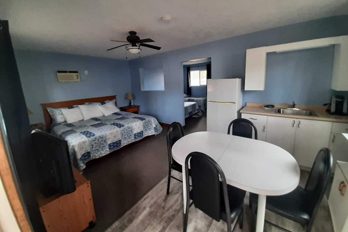Quarto família, cozinha americana | Banheiro | Chuveiro/banheira combinados, chuveiro com efeito de chuva
