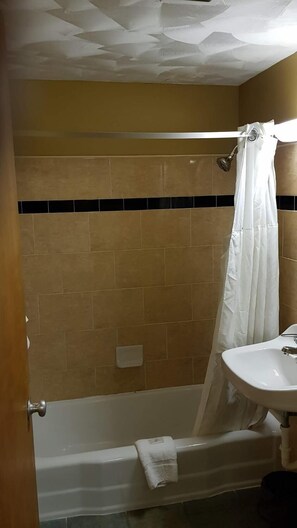 Combined shower/bathtub, free toiletries, hair dryer, towels