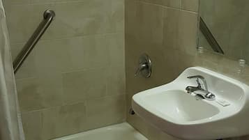 Combined shower/tub, free toiletries, hair dryer, towels