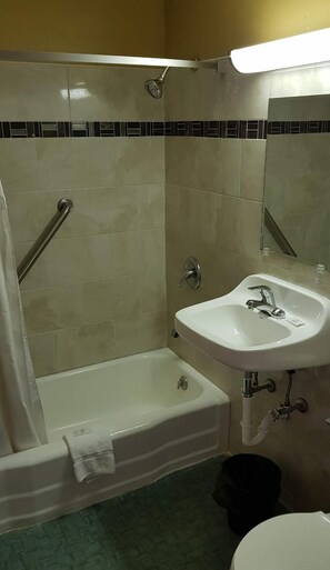 Combined shower/tub, free toiletries, hair dryer, towels - Rest Inn (Utica)