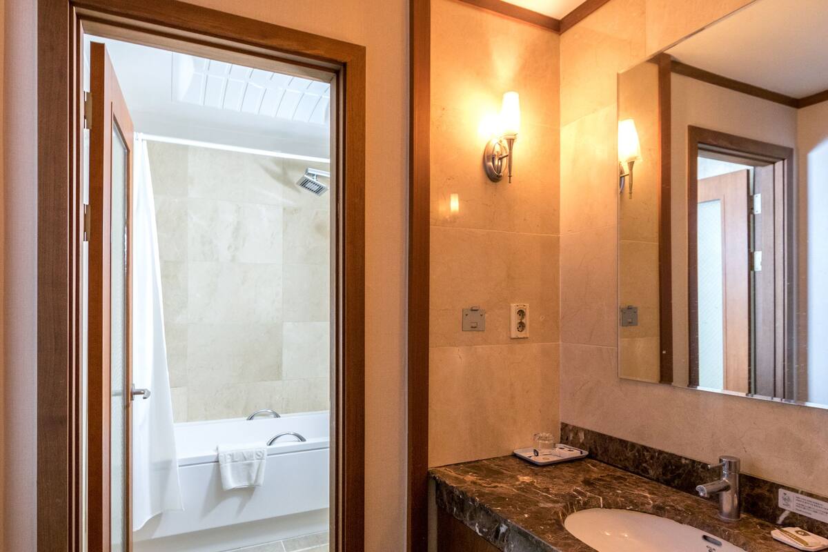 Quarto casal luxo, 1 cama King | Banheiro