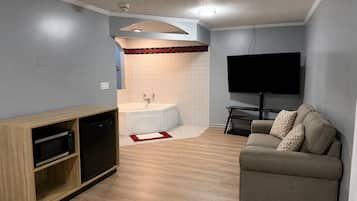 Chambre simple, 1 très grand lit, baignoire à remous, vue sur la montagne | Aire de séjour | Téléviseur à écran plat de 32 po avec télévision par câble, téléviseur