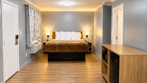 Ein Hotelzimmer mit einem Bett, Nachttischlampen, einem Holzschrank und einer Heizung.