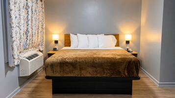 Habitación individual romántica, 1 cama de matrimonio grande, bañera de hidromasaje | Wifi gratis y ropa de cama