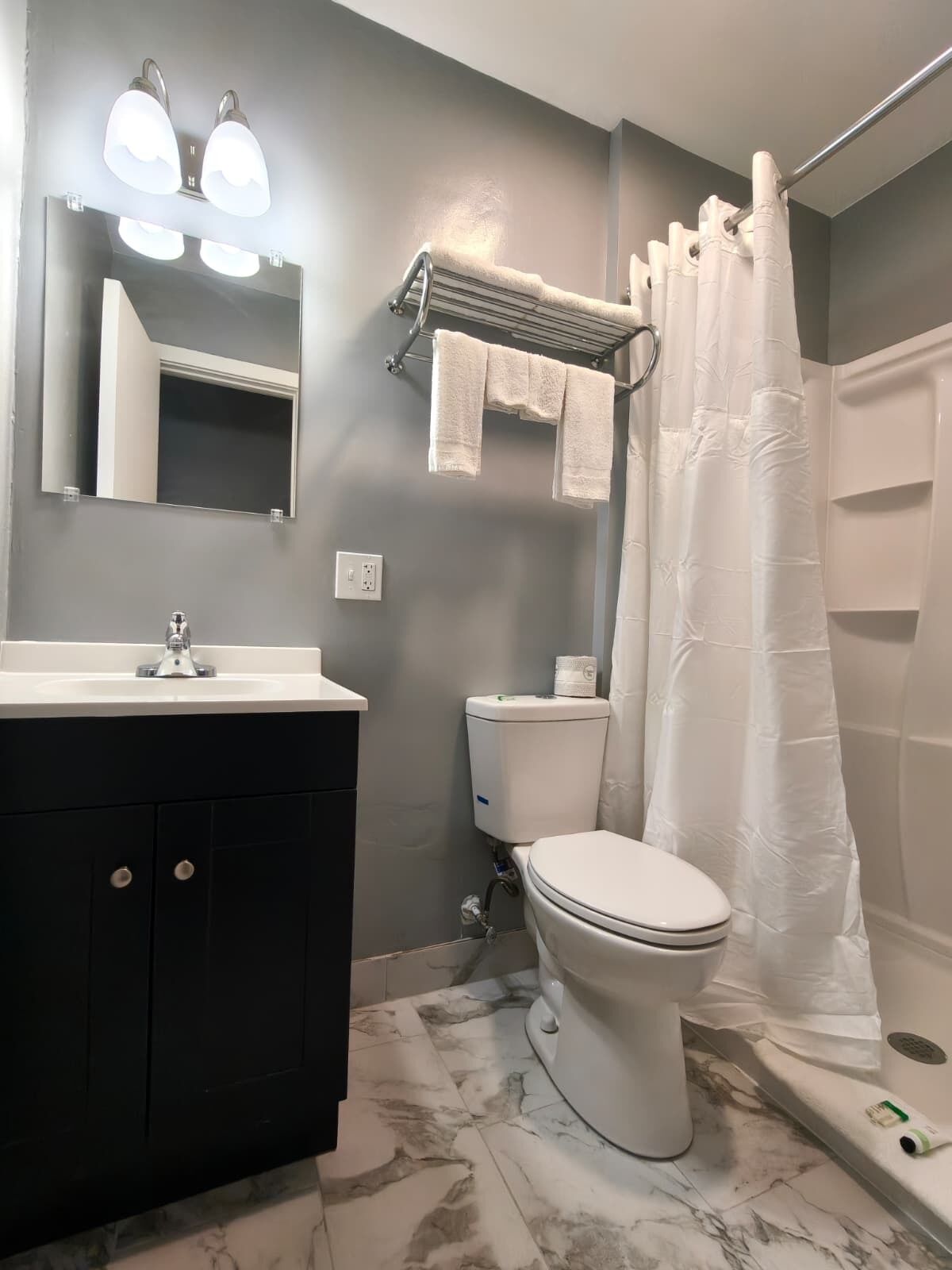 Chambre simple, 1 grand lit, non-fumeur | Salle de bain | Ensemble baignoire-douche, séchoir à cheveux
