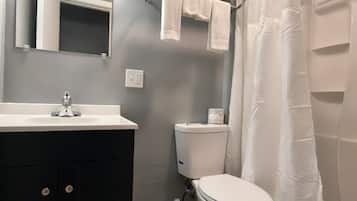 Chambre simple, 1 grand lit, non-fumeur | Salle de bain | Ensemble baignoire-douche, séchoir à cheveux