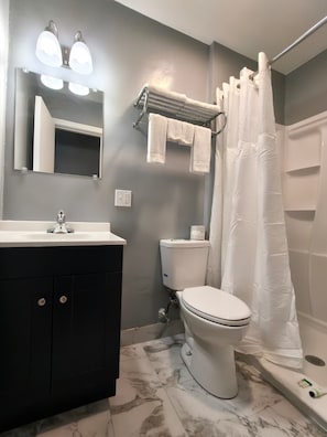 Single Room, 1 Queen Bed, Non Smoking | Bathroom - Mark Twain Motor Inn (Elmira)