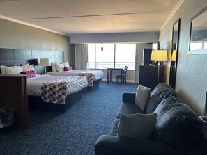奢華客房, 1 間臥室, 海灘景觀 | 客房內保險箱、書桌、筆電工作空間、熨斗/熨衣板