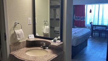 Habitació Comfort, 1 llit de matrimoni gran, no fumadors, vistes a la platja | Bany | Articles de tocador gratuïts, assecador de cabells, tovalloles i sabó