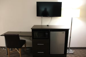 Escritorio, tabla de planchar con plancha, wifi gratis y ropa de cama