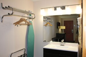 1 bedroom, desk, iron/ironing board, free WiFi