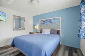 Familierom, fjellutsikt | Senger med Select Comfort-madrass, individuelt dekorert og skrivebord