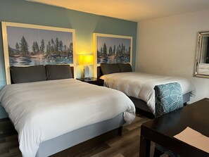 Habitación estándar, 2 camas Queen size | Camas Select Comfort, decoración personalizada y escritorio