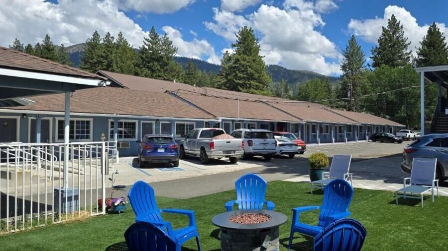 Bluebird Day Inn & Suites
