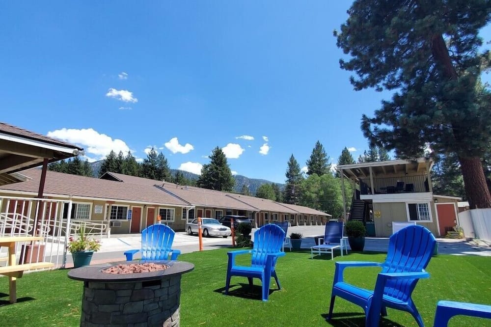 Bluebird Day Inn & Suites
