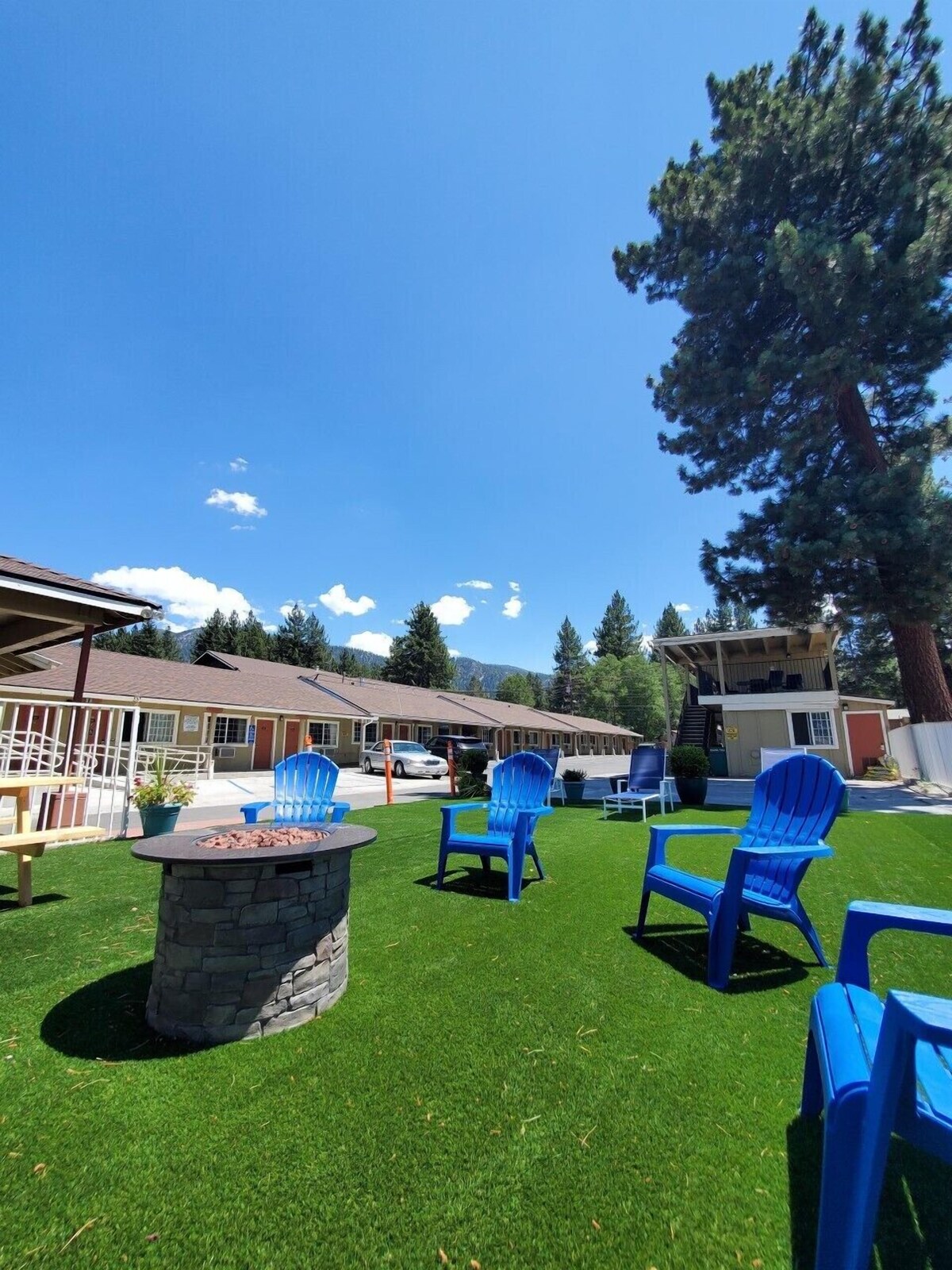 Bluebird Day Inn & Suites, photo from the listing