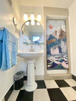 Habitación estándar, 2 camas Queen size | Baño | Regadera, regadera tipo lluvia, amenidades de baño gratuitas 