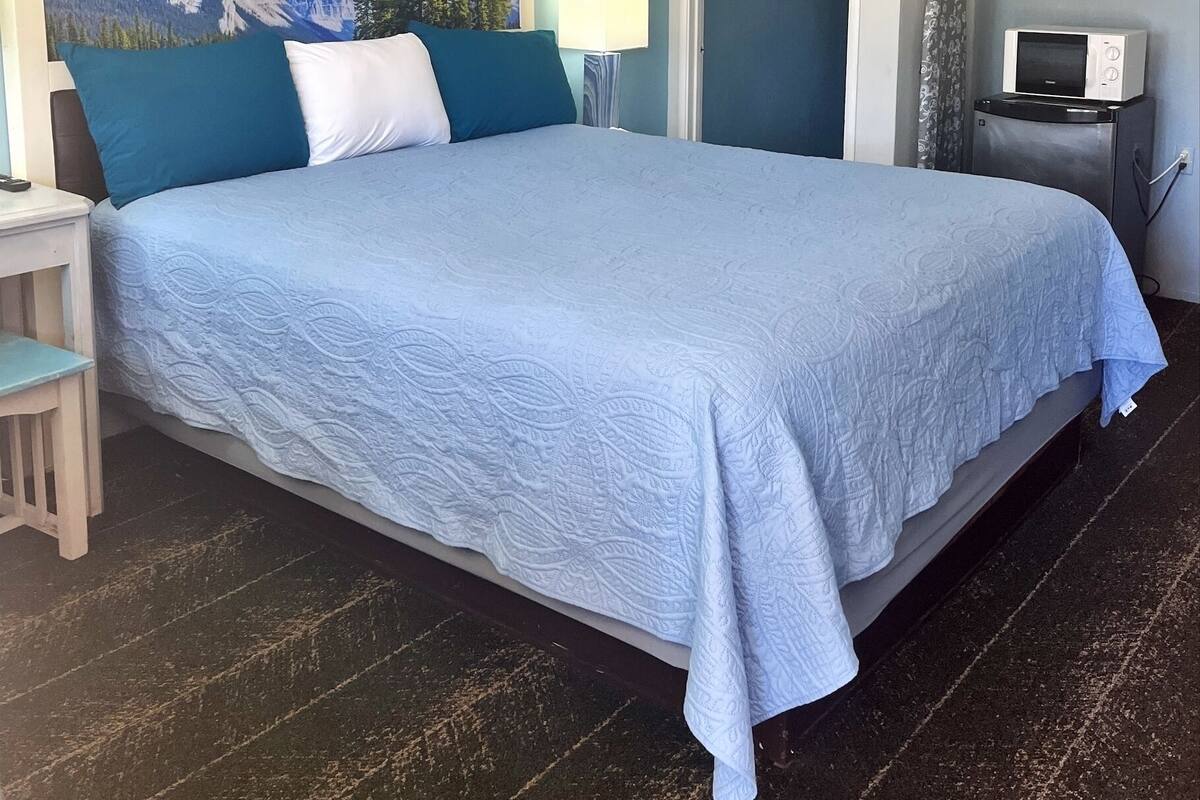 Standard Room, 1 King Bed | Select Comfort beds, individually decorated, desk, blackout drapes