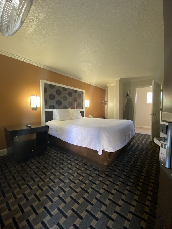 Chambre Standard, 1 très grand lit, non-fumeur, rez-de-chaussée | 1 chambre, literie de qualité, lit avec matelas à plateau-coussin