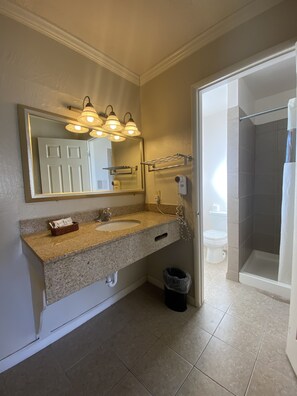 Douche, articles de toilette (gratuits), séchoir à cheveux