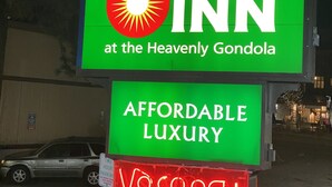 Une enseigne « Budget Inn » avec un logo représentant un soleil rouge, indiquant l’emplacement de l’établissement près du téléphérique de Heavenly.