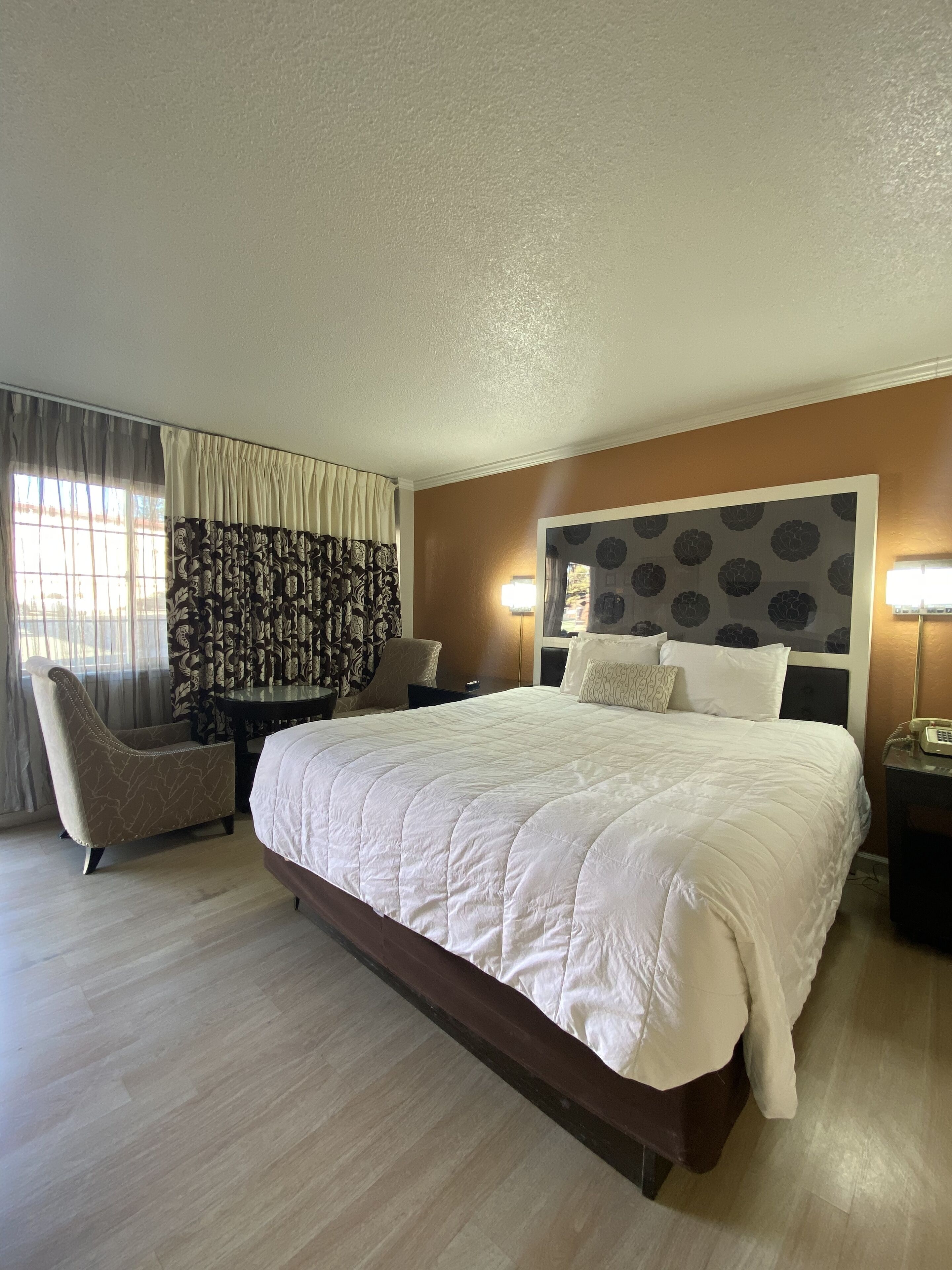 Quarto standard, 1 cama King, para não fumantes, no piso térreo | Roupas de cama premium, camas com colchões pillow-top