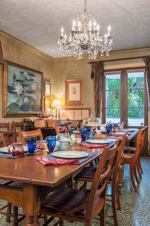 فطور كامل مجانًا