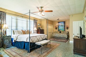 Escape Room | 2 bedrooms, Egyptian cotton sheets, premium bedding, pillowtop beds