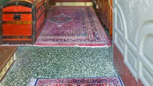 Ein geräumiges Foyer mit einer imposanten Treppe, einer Kandelaber und einem großen Teppich.