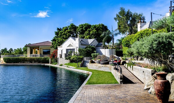 Property grounds - The Chateau at Lake La Quinta (La Quinta)