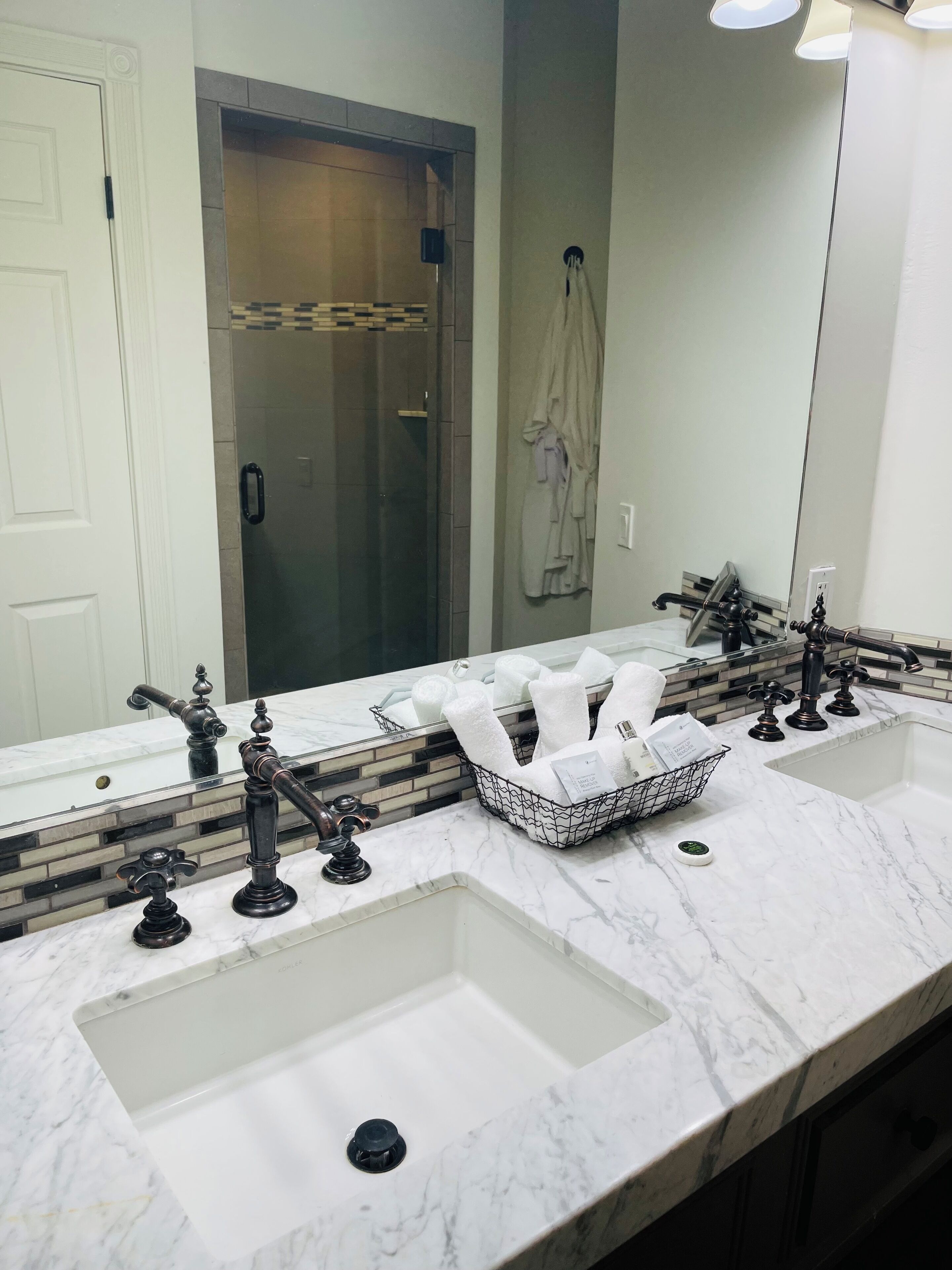 Premium Room | Bathroom | Designer toiletries, hair dryer, bathrobes, towels