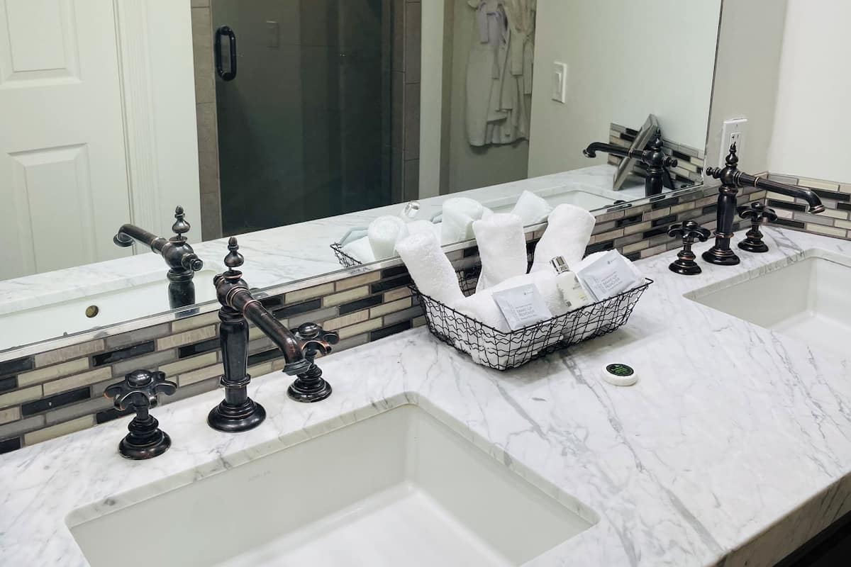 Chambre Prestige | Salle de bain | Articles de toilette griffés, séchoir à cheveux, peignoirs