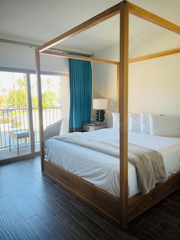 Deluxe Room | Egyptian cotton sheets, premium bedding, down comforters, pillowtop beds at The Chateau at Lake La Quinta