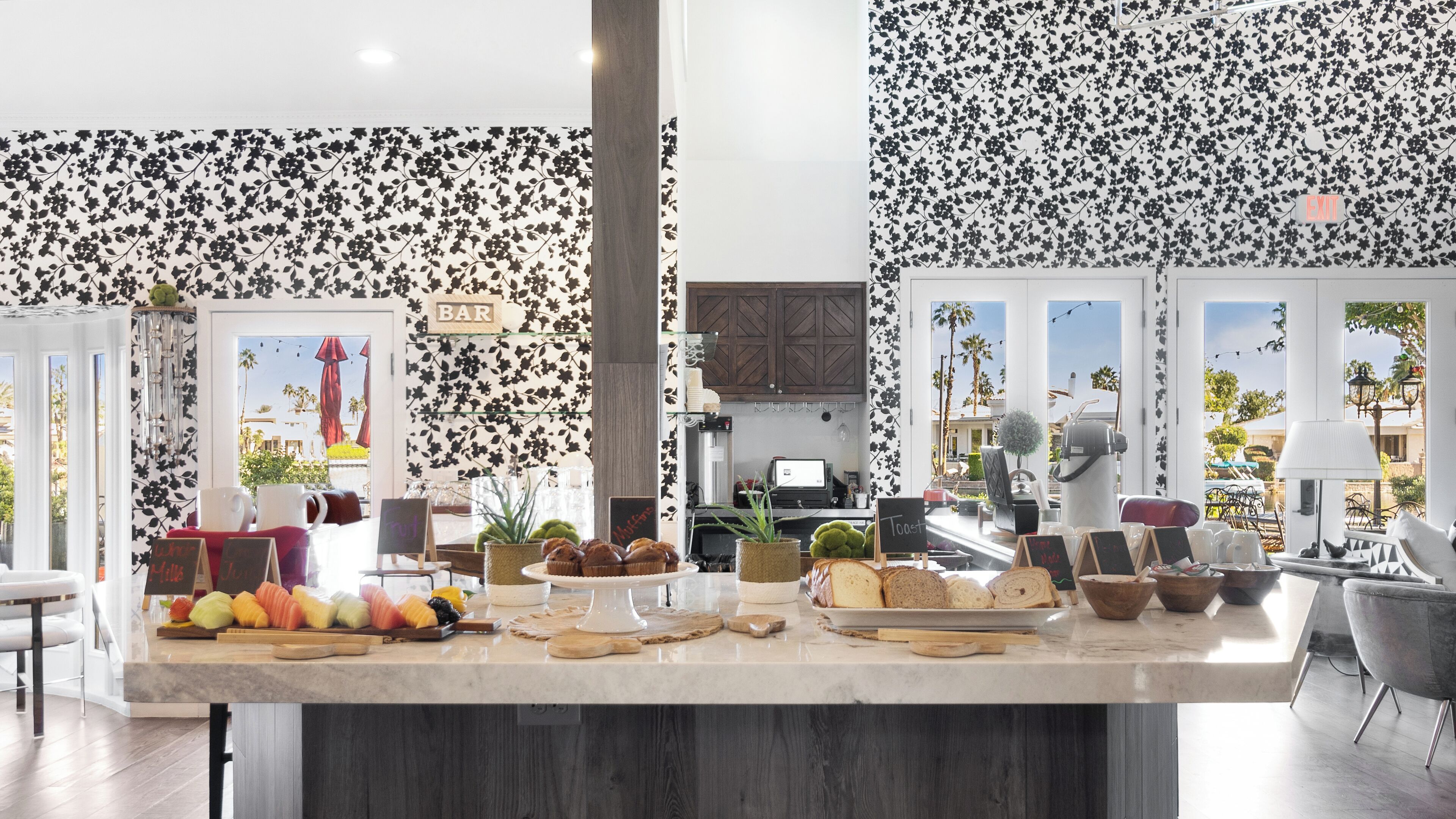 Free continental breakfast on weekdays
