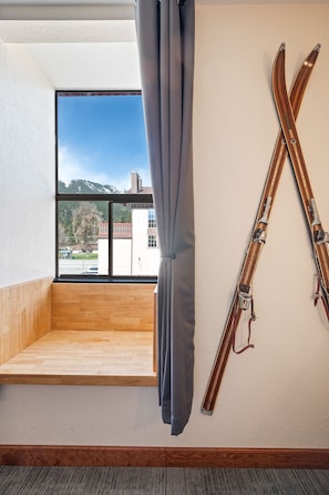 King Sweet Dreams with Fireplace, Village View