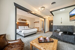 Jacuzzi King Deluxe | 1 bedroom, blackout drapes, iron/ironing board, cribs/infant beds