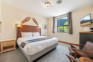 Jacuzzi Queen with Fireplace, Village view