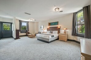 Jacuzzi King Deluxe | Blackout drapes, iron/ironing board, cribs/infant beds, free WiFi