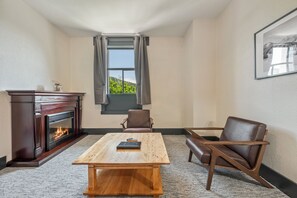 Jacuzzi King Deluxe with Fireplace, Village View | Living area