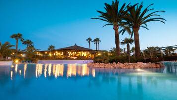 Hồ bơi trong nhà, 2 hồ bơi ngoài trời