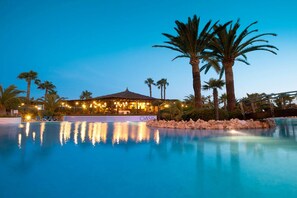 Una piscina cubierta, 2 piscinas al aire libre