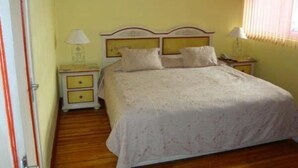 Down comforters, pillowtop beds, blackout drapes, WiFi (free) - Residencia Polanco (Mexico City)