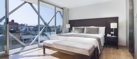 Junior Suite con balcón | Minibar, in-room safe, desk, soundproofing